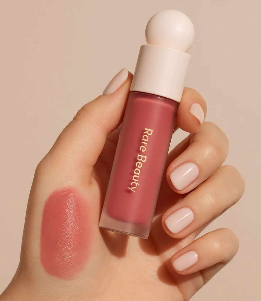 Rare Beauty 的腮紅與粉底瓶蓋刻意做成圓球狀