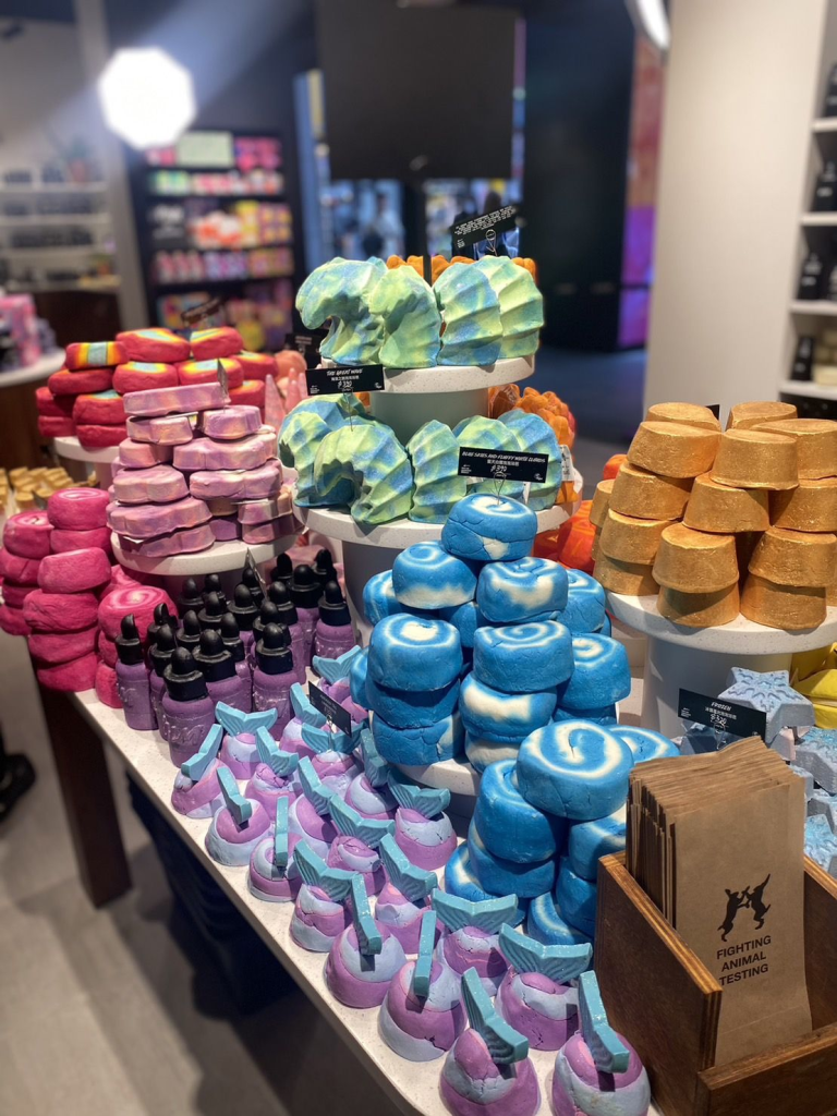 以「裸裝」（naked）為訴求，持續實踐永續環保理念、拒絕動物實驗的美妝品牌，在西門店設立專屬的裸裝汽泡彈牆、地面彩虹色" All Are Welcome. Always.” 的標語打造多元共融等理念