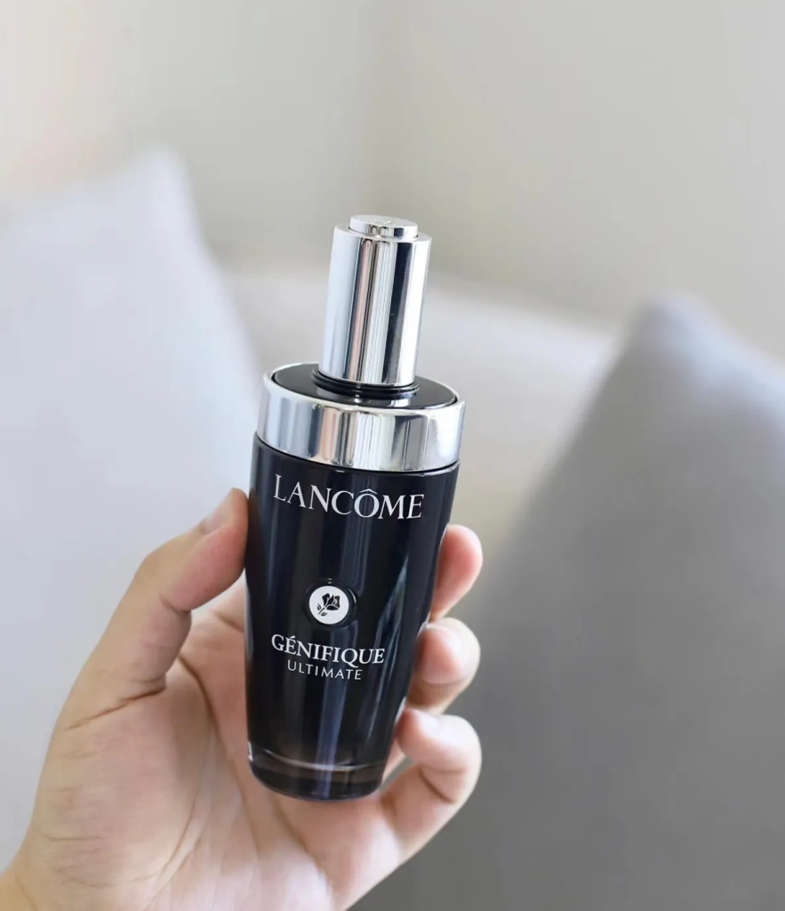 口碑行銷怎麼做？蘭蔻（Lancôme）小黑瓶百人空瓶挑戰。在上市前一個月，發放試用品給 100 位不同膚質的 KOC。要求他們記錄「Day 1 到 Day 7」的皮膚變化，但統一在某個特定日期前不准露出品名。